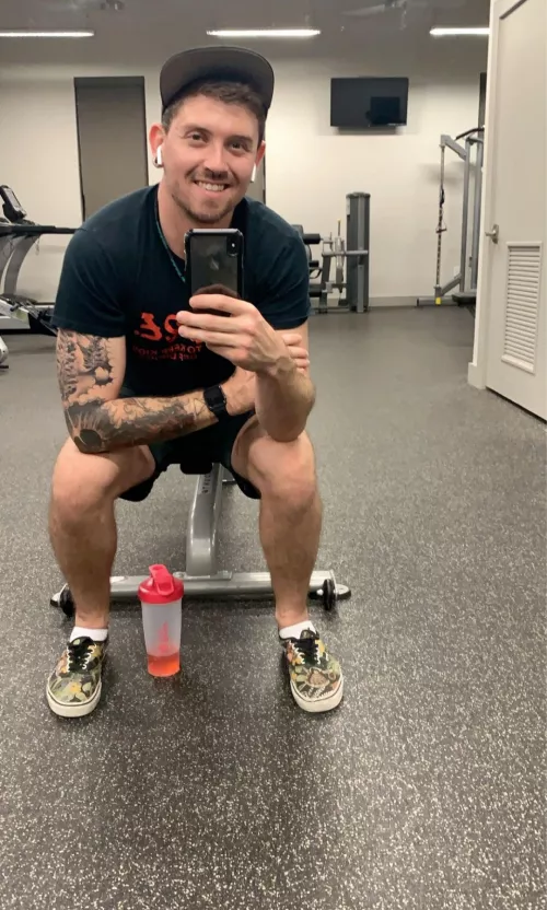 Late nights at the gym are the worst/best thing ever 😭 by bluetroy