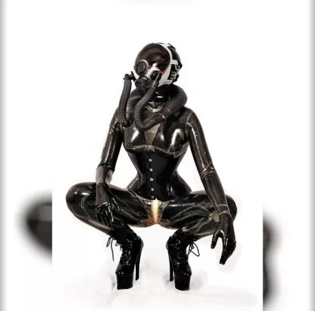 Latexvin’s first time with a gas mask by double_clone