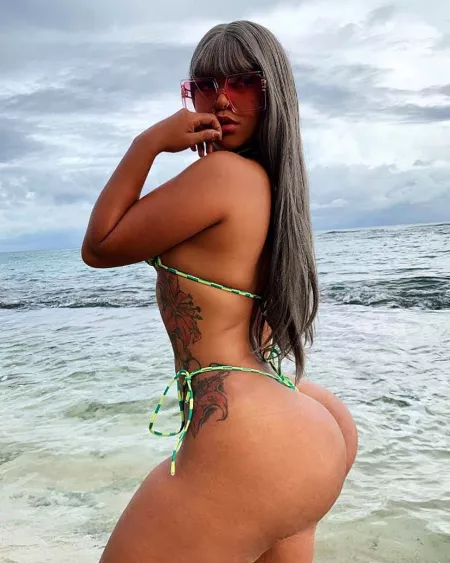 Latina Culona (fl0r4ng3lx) by vocazados