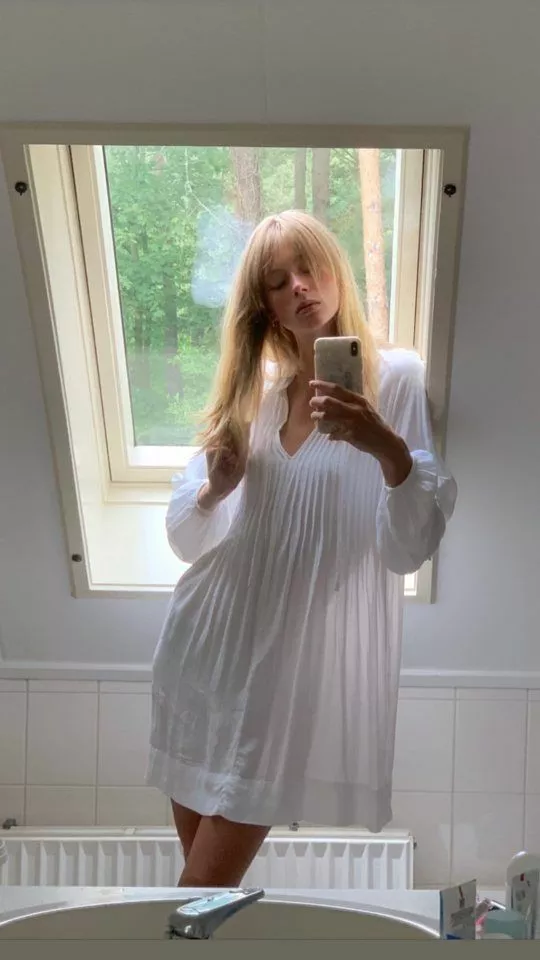 Lauren De Graaf posted by deckard222