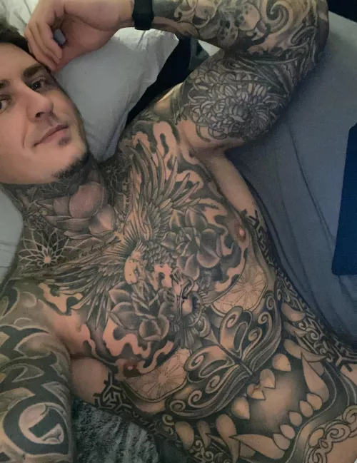 Lay in bed…. Bored 😐 who wants to chat? by Lee_Clk