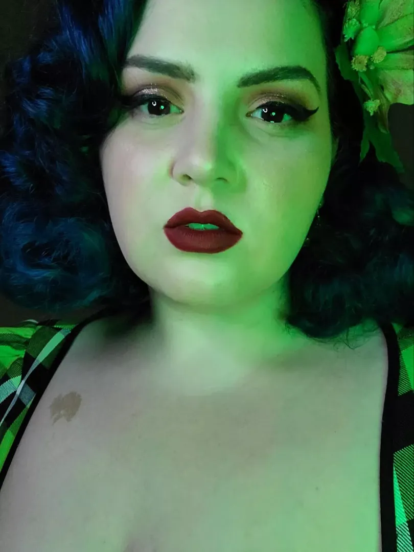 Lazy Sunday Blues posted by DommeBabeBonnie