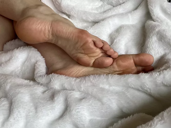 Lazy Sunday 🖤 by lizassoles