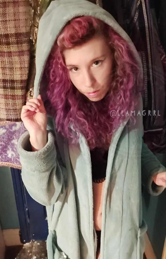 Lazy sunday morning! Link in my bio or in comments for more private content 😘 posted by Llamagrrl