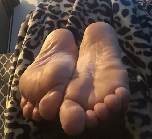 Lean over and give them a kiss by PantiePrincess300