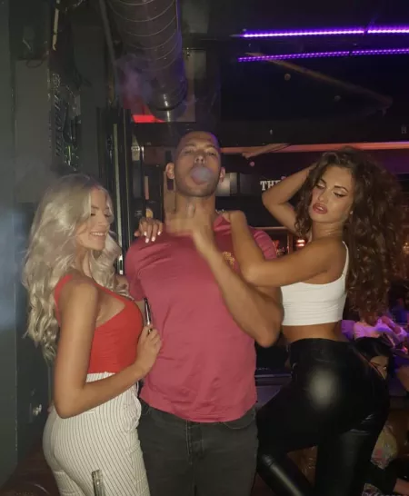 Left or right? by Massivocodnopenj