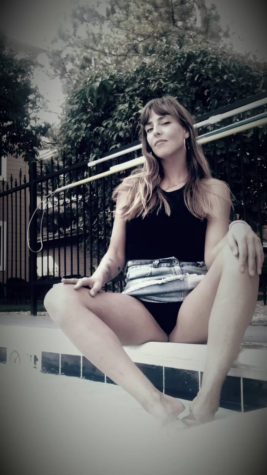 Leg spreading by the pool. Married girl here😇😈 posted by LisaAshlie