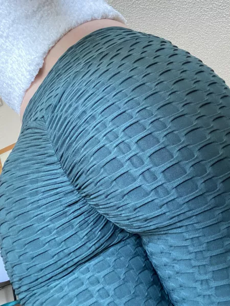 Leggings are the new jeans (oc) by CristyCakes