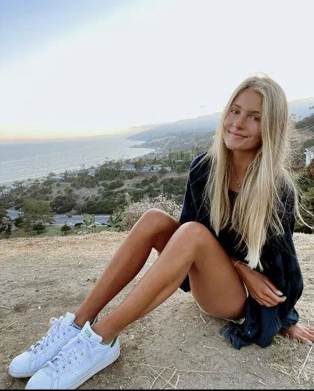 Legs for days by senornsfwla