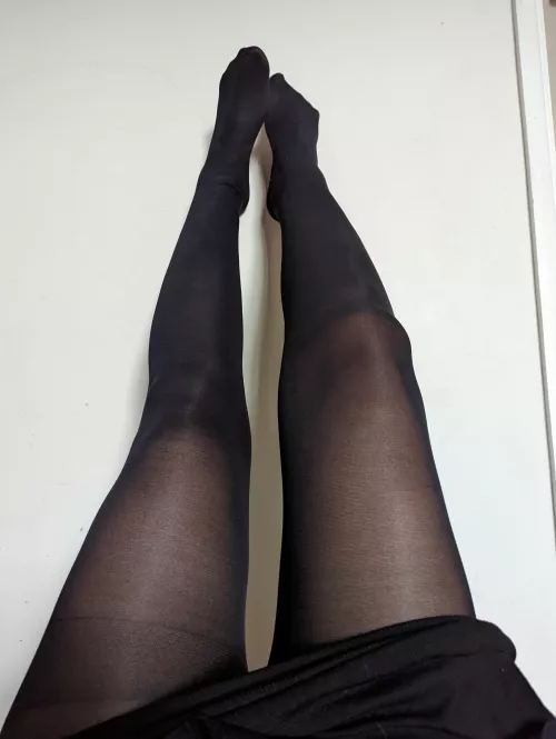 Legs in the air by iwantaria