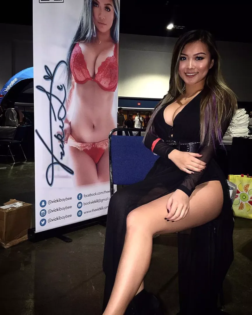 Legs posted by YoMikeeHey