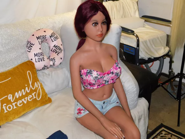 Leila Decides That She Doesn't Want To Wear A Shirt. by ChaXenLM