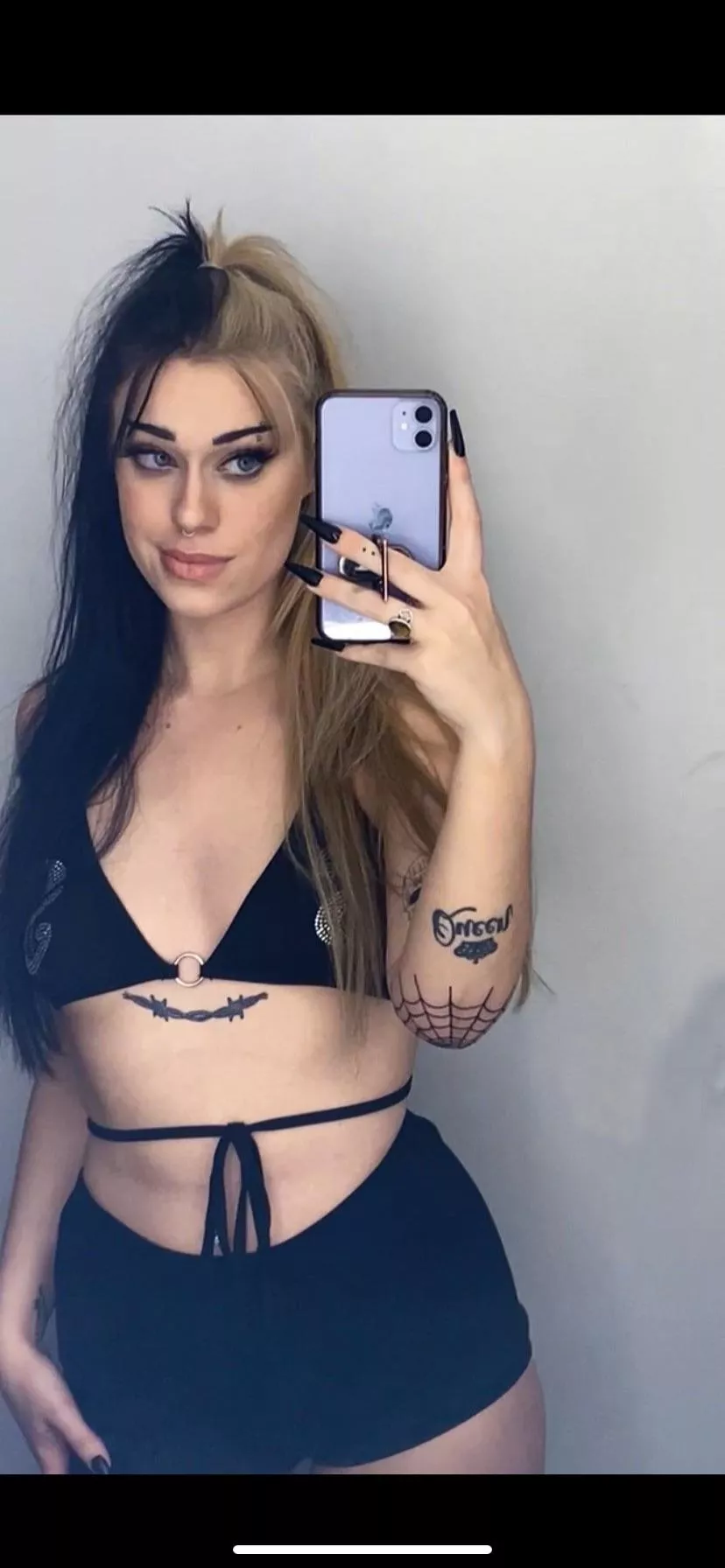 lemme take a selfie 😡 😡 💋 💋 posted by whitegirlknzie