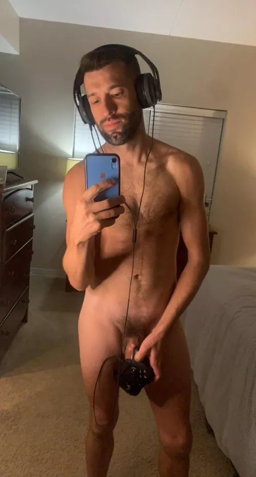 Lemme try this again. Any cute warzone players wanna game with me naked, hmu by bennettbubs