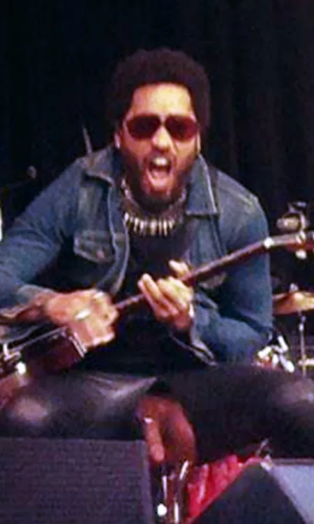 Lenny Kravitz's pants split by cassandras_eyes