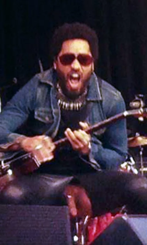 Lenny Kravitz's pants split posted by cassandras_eyes