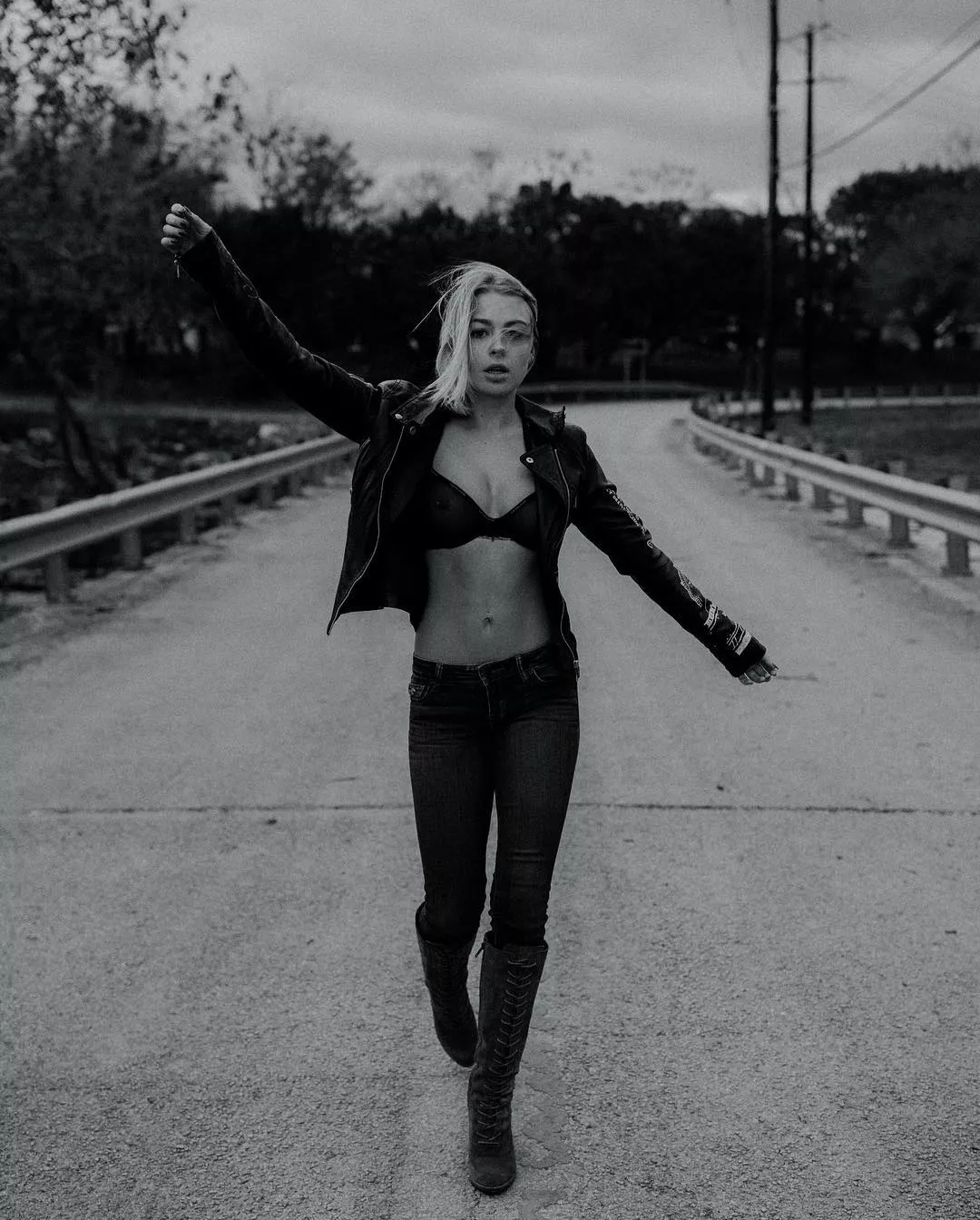 Leslie posted by emoji_loda