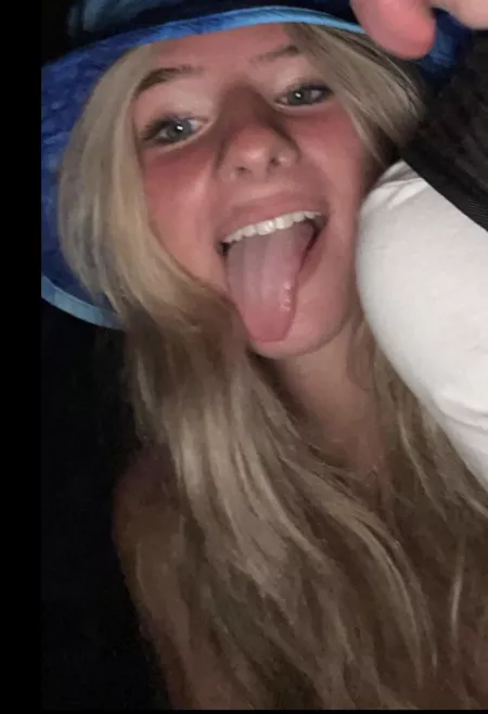 Let her lick you dick kik MrSave0 by Psychological-Care30