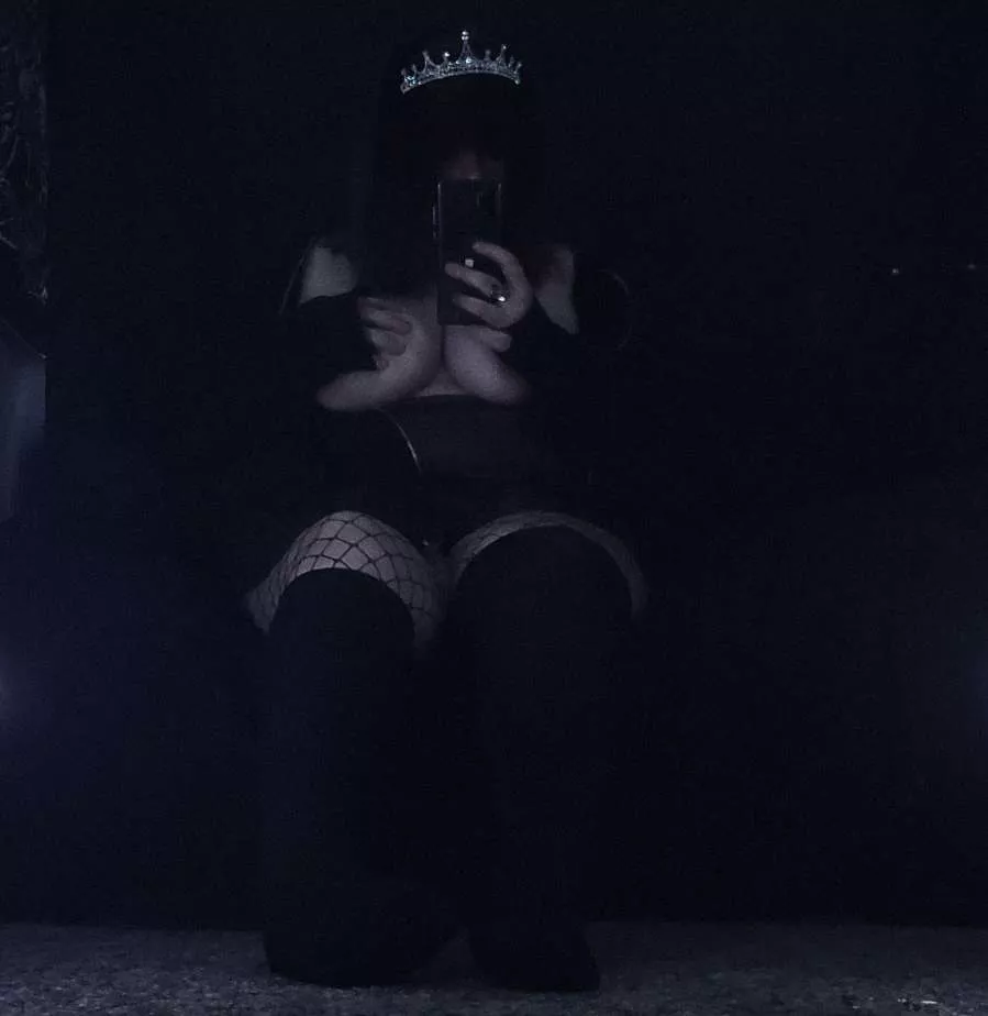 Let me be your 6'1 goth mommy [F] posted by porkndean