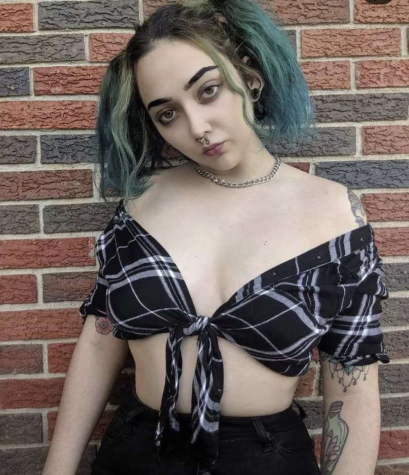 Let me be your goth gf 🥀 posted by EmyClairee