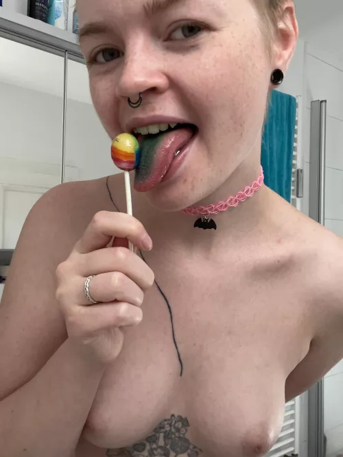 let me show you what this blue tongue can do to this rainbow lollipop ;3 by AliceEden_