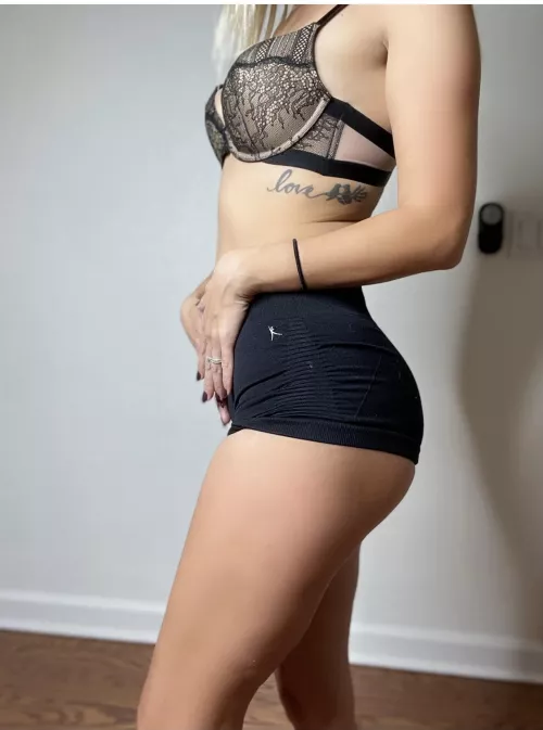 🍑.. let me sit on your face, please. by noface-housewife