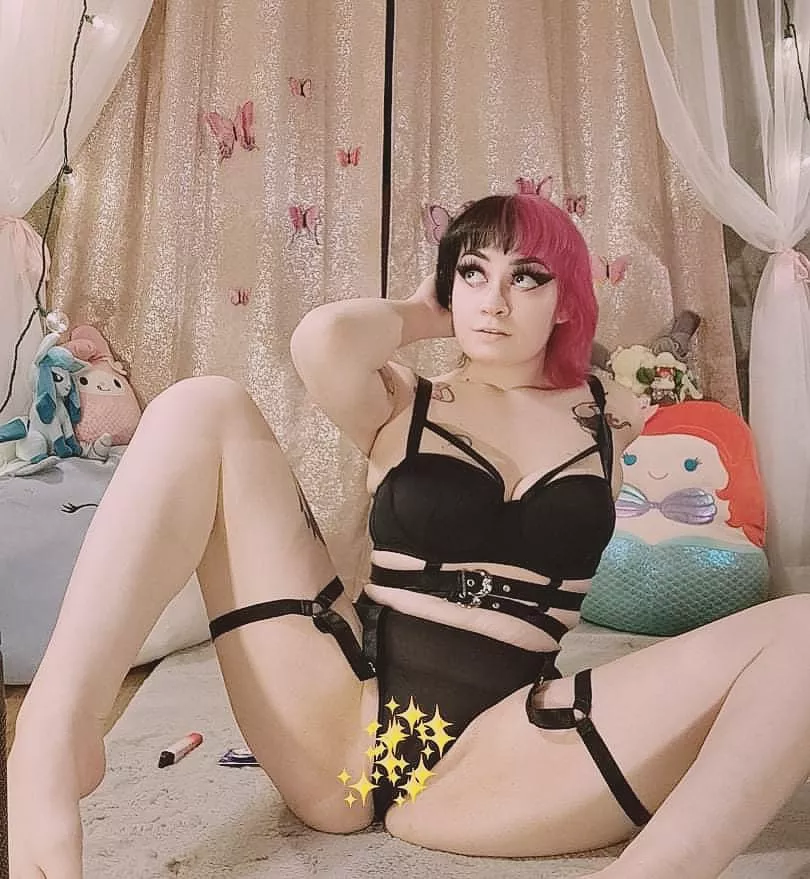 let me sit on your face? 🖤👅 posted by PrincessKat6