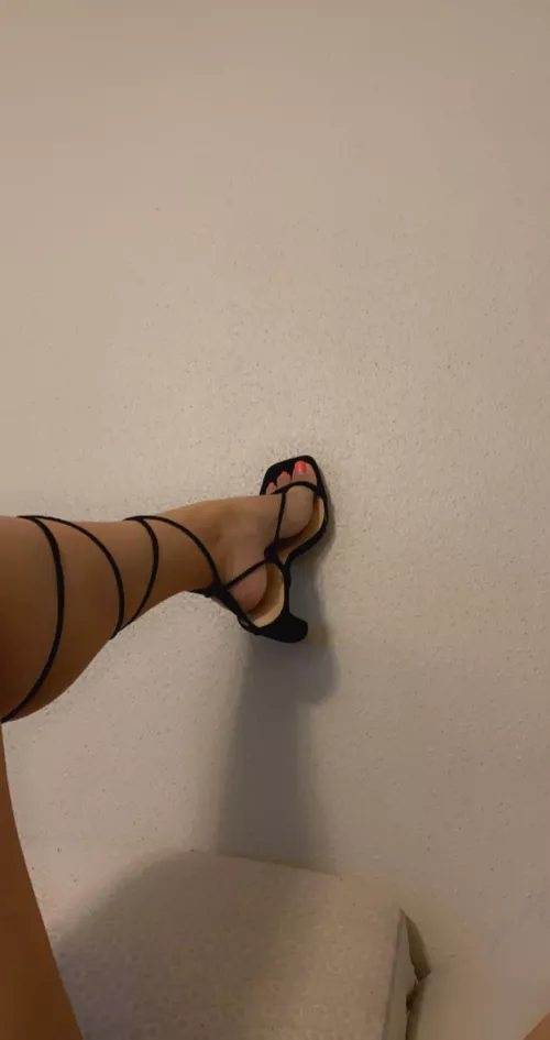 Let me step on you by Sexybabyang