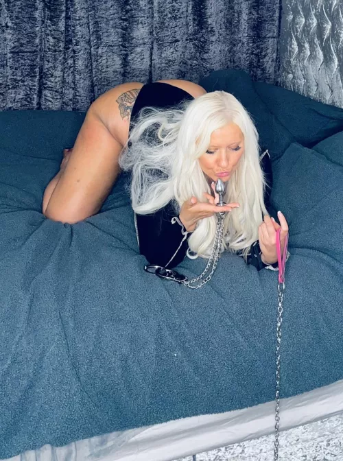 Let’s be kinky animals tonight, I’ll entice you with my juicy ass whilst prepping yours for some sissy fun by sparkly-and-savage