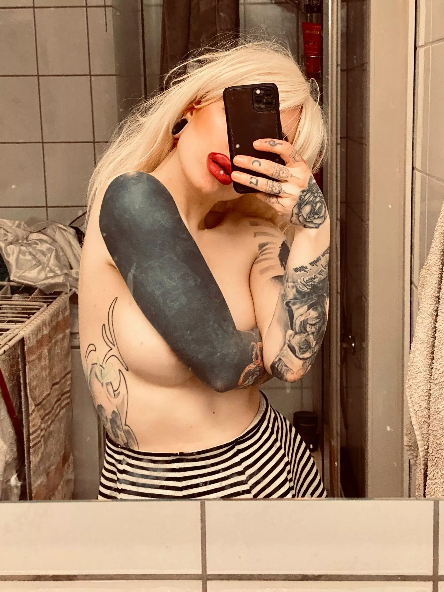 Let's enjoy the weekend together, sweetie 📷✨💋 posted by Holliesmokes