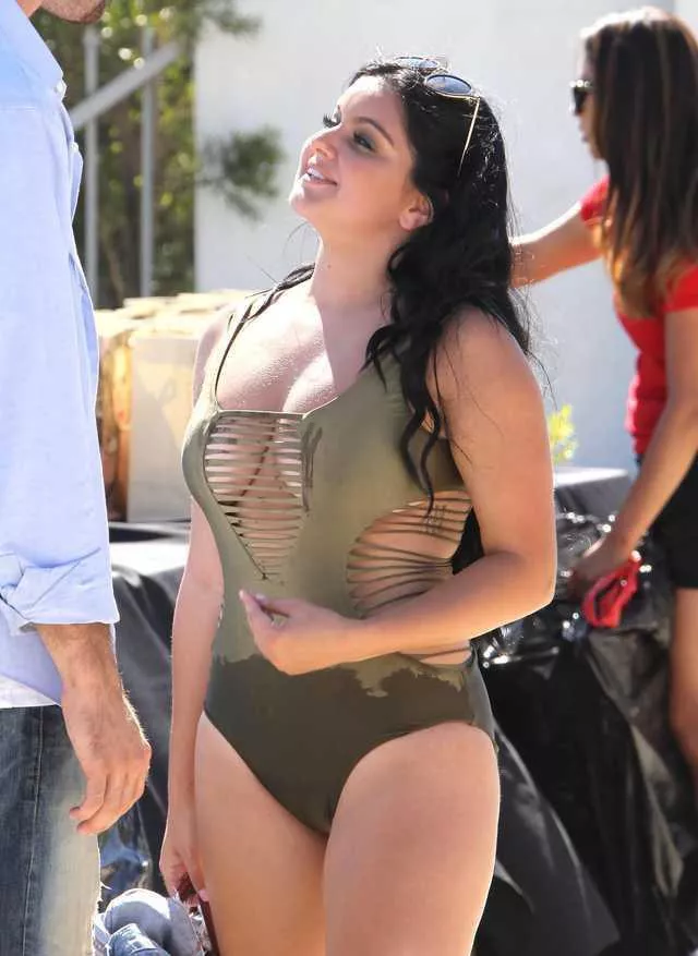 Let’s get bi for Ariel Winter’s huge natural titties posted by theredpegasus