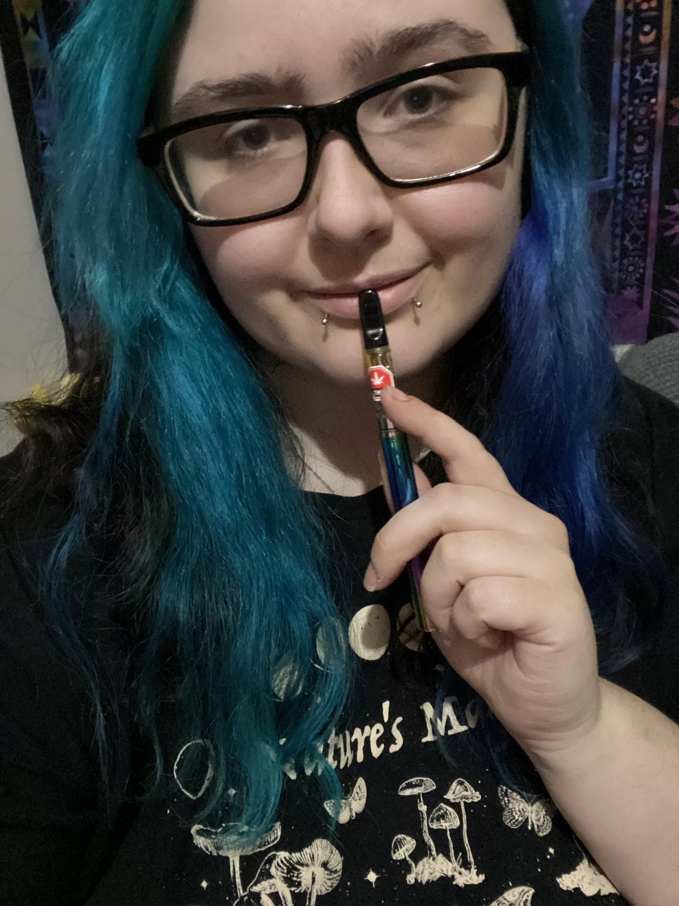 Let’s get high and watch scary movies 🍿 posted by sensiblesheep