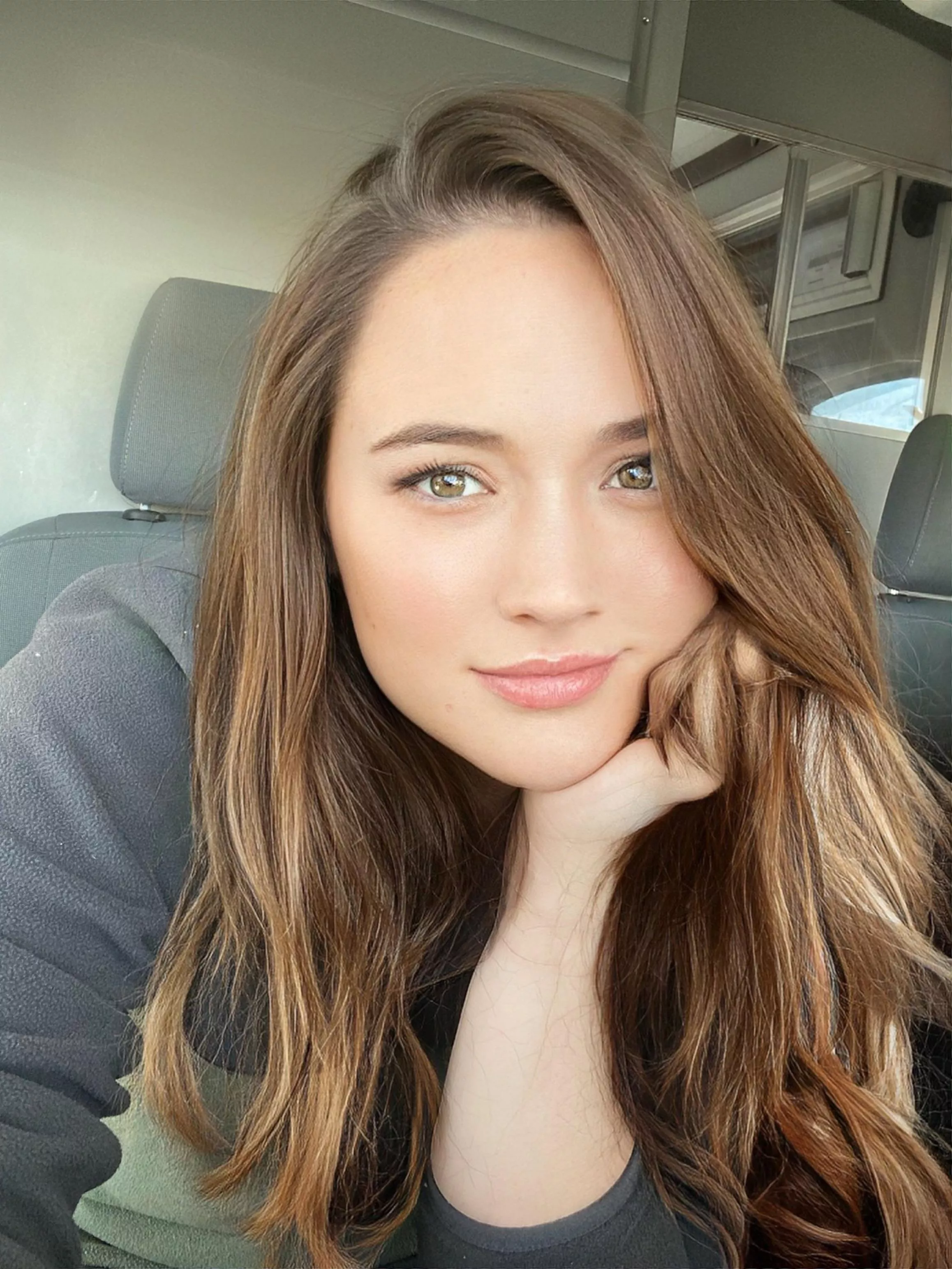 Let’s get to know each other! Check the comments! 😘 posted by Hollyh2620