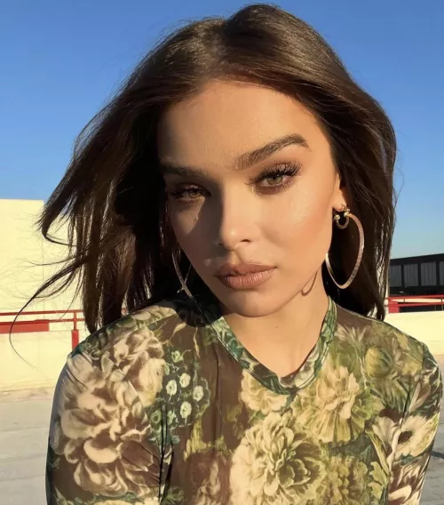 Let’s jerk and moan for Hailee Steinfeld by qwertyuiop342