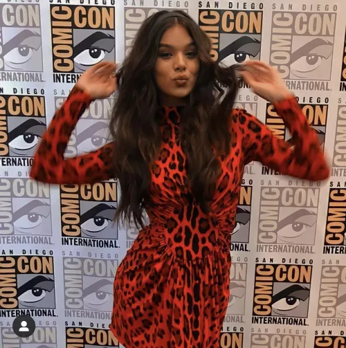 Let’s jerk our cocks for Hailee Steinfeld by Dale2487