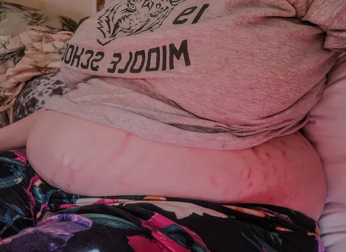 Letting my belly out while I game <3 by compl3t3lyanonymous