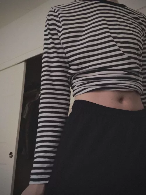 Lewd belly button reveal by Estixn