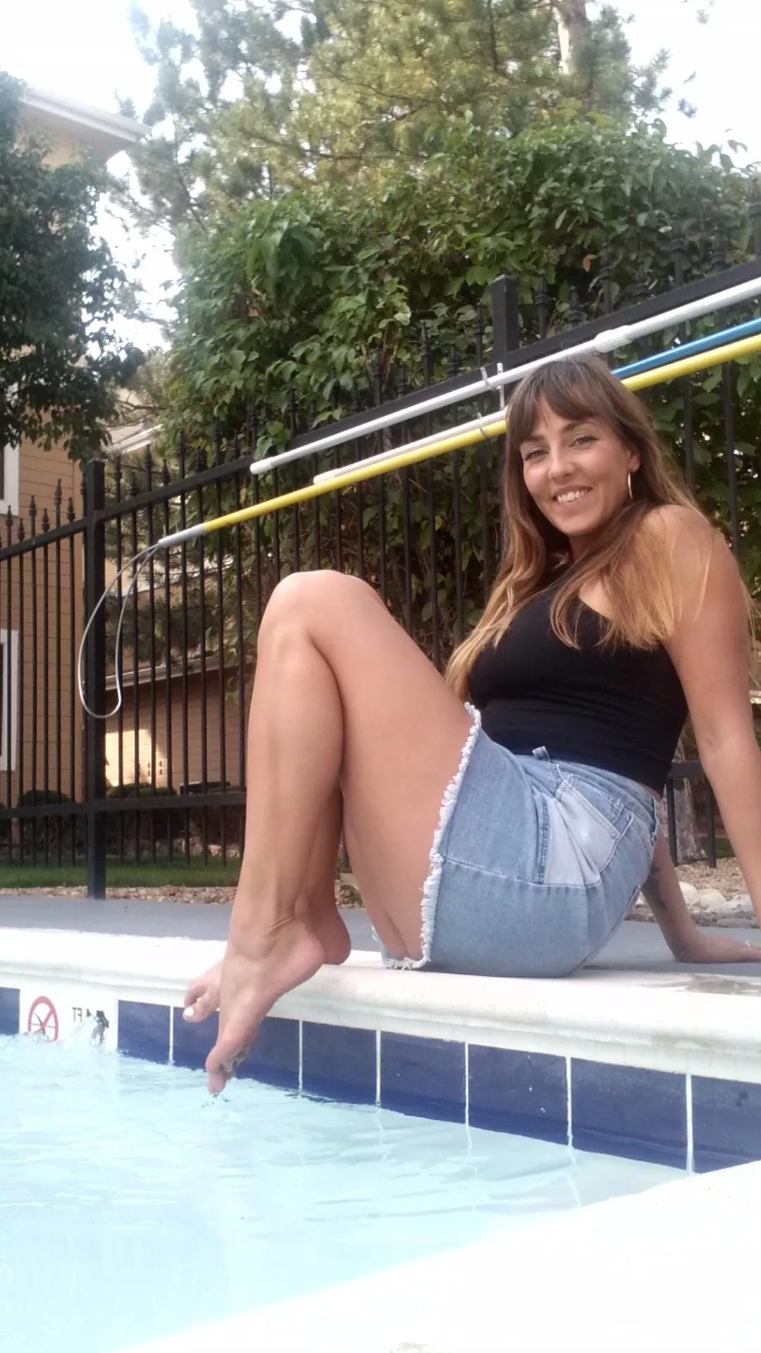 Lick my pussy by the pool😏 can my husband watch? posted by LisaAshlie