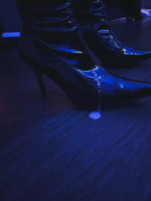 Lick my spit off of my latex heels like a good boy 💋 by goddesszaraa