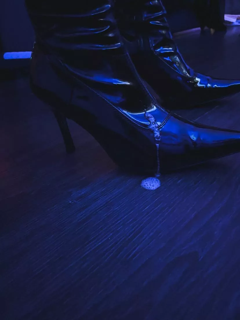 Lick my spit off of my latex heels like a good boy 💋 posted by goddesszaraa