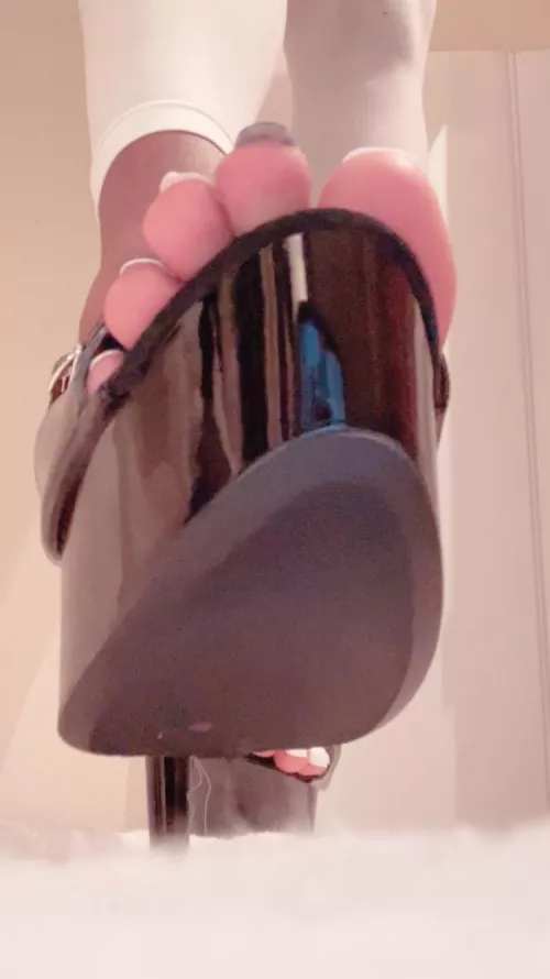 Lick the bottom of my heels and toes by tgirlshayla