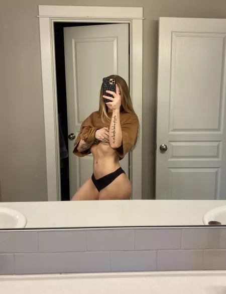 Lift my shirt and you’ll find some surprises 😉 by lexiepeterson