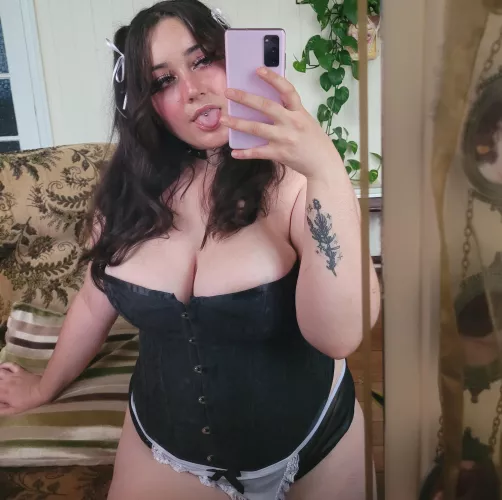 Like my maid costume? 😋💞 by juicyfae