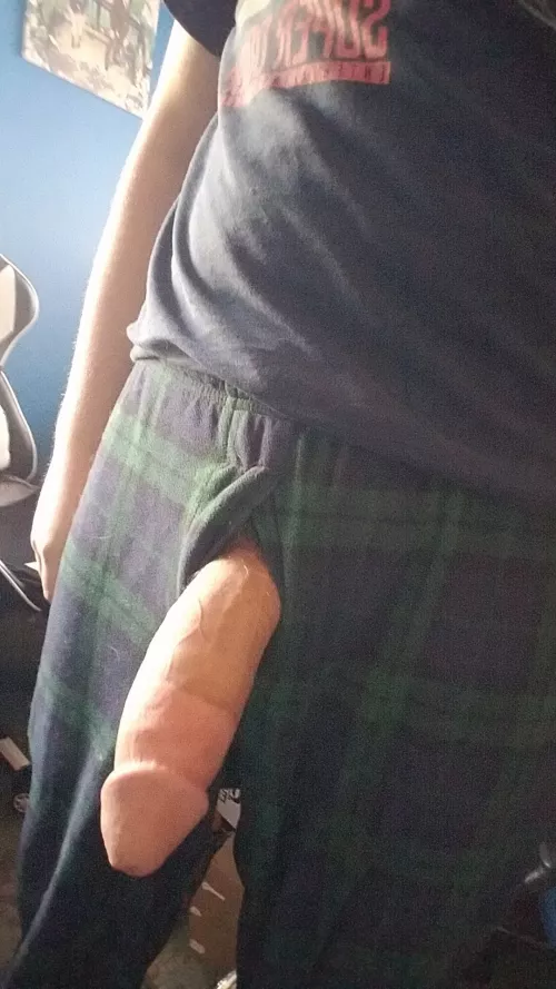 lil guy pokin out to say hi by hymen_hitman