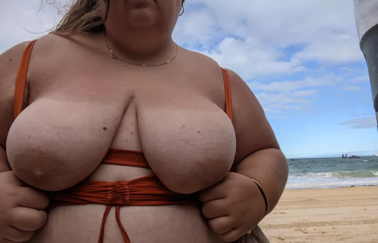 lil vacation snap 💚 top 3 things to take to a deserted island?🏝️ 23f by thirstyycurve