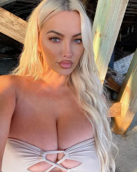 Lindsey Pelas by Dvaderstarlord