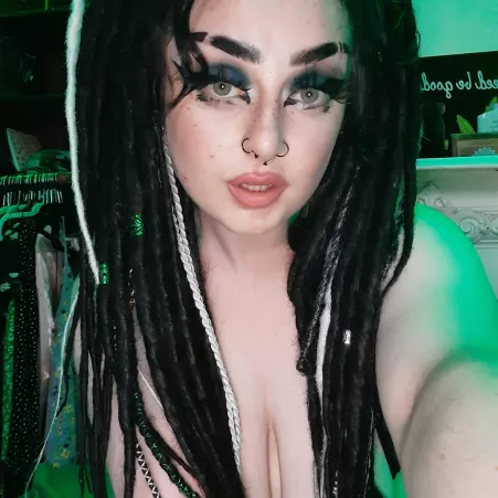 Lipsticks a bit messy 😜 by XxSage_