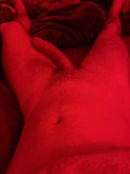 Listening to the rain outside makes me wanna fill someone up so bad 😩 wanna join? 😏 the red lights stay on 😈 by s3xytiger