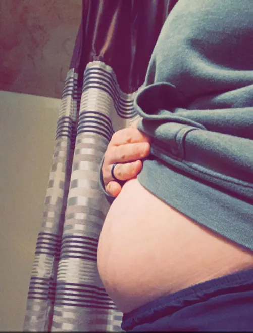 Little babe #4 is trying to make their presence known early! The baby (or babies 😬) bloat is real ❤️ by Emotional_Kitchen_90