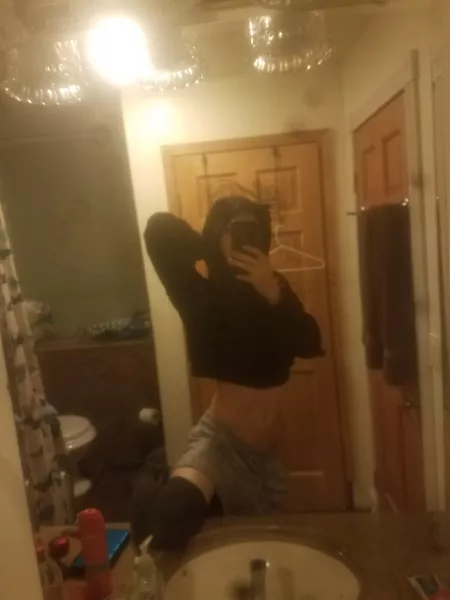 Little bit of an awkward pose :p by Sneaker28